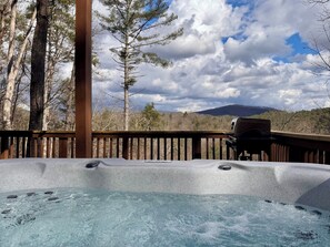 Outdoor spa tub - Tranquil cabin with mountain views, hot tub, game room, fire pit near wineries (Cleveland)