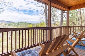 Property grounds - Tranquil cabin with yearlong mountain views, game room, fire pit near wineries (Cleveland)