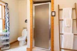 Shower, hair dryer, towels, soap - Tranquil cabin with yearlong mountain views, game room, fire pit near wineries (Cleveland)