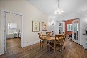 Dining - SunSet Vacations Villa (Cape Coral)