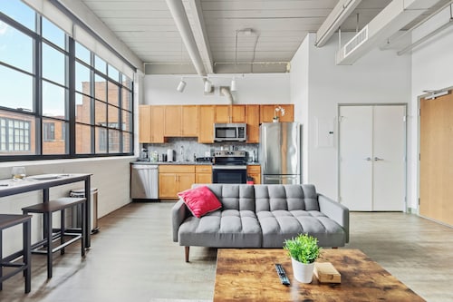 Modern Downtown Haven, Sofa Bed, Cafe, Parking & WiFi