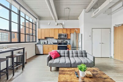 Modern Downtown Haven, Sofa Bed, Cafe, Parking & WiFi