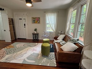TV, books - Terrific 3-bedroom 2 bedroom house in sunny Tampa near Busch Gardens and the Zoo (Tampa)