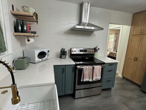 Fridge, microwave, oven, stovetop - Terrific 3-bedroom 2 bedroom house in sunny Tampa near Busch Gardens and the Zoo (Tampa)