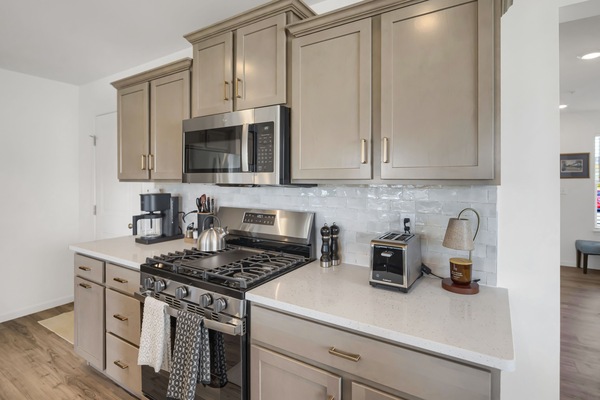 Frigorífico, microondas, horno y placa de cocina