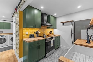 Fridge, oven, stovetop, dishwasher