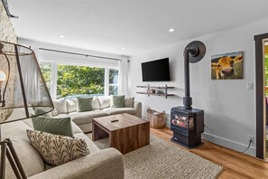 Smart TV, fireplace - Stylish & Unique 2BR Stowe Condo: Newly Renovated! (Stowe)