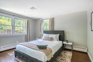 3 slaapkamers, een strijkplank/strijkijzer, wifi, beddengoed