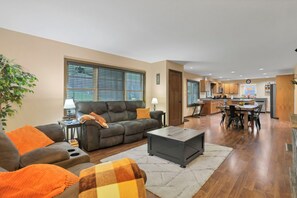 Smart TV, fireplace, books - Hocking Hills, hot tub, pool table, near waterfalls, cozy cottage! (South Bloomingville)