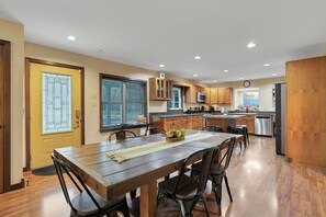 Dining - Hocking Hills, hot tub, pool table, near waterfalls, cozy cottage! (South Bloomingville)