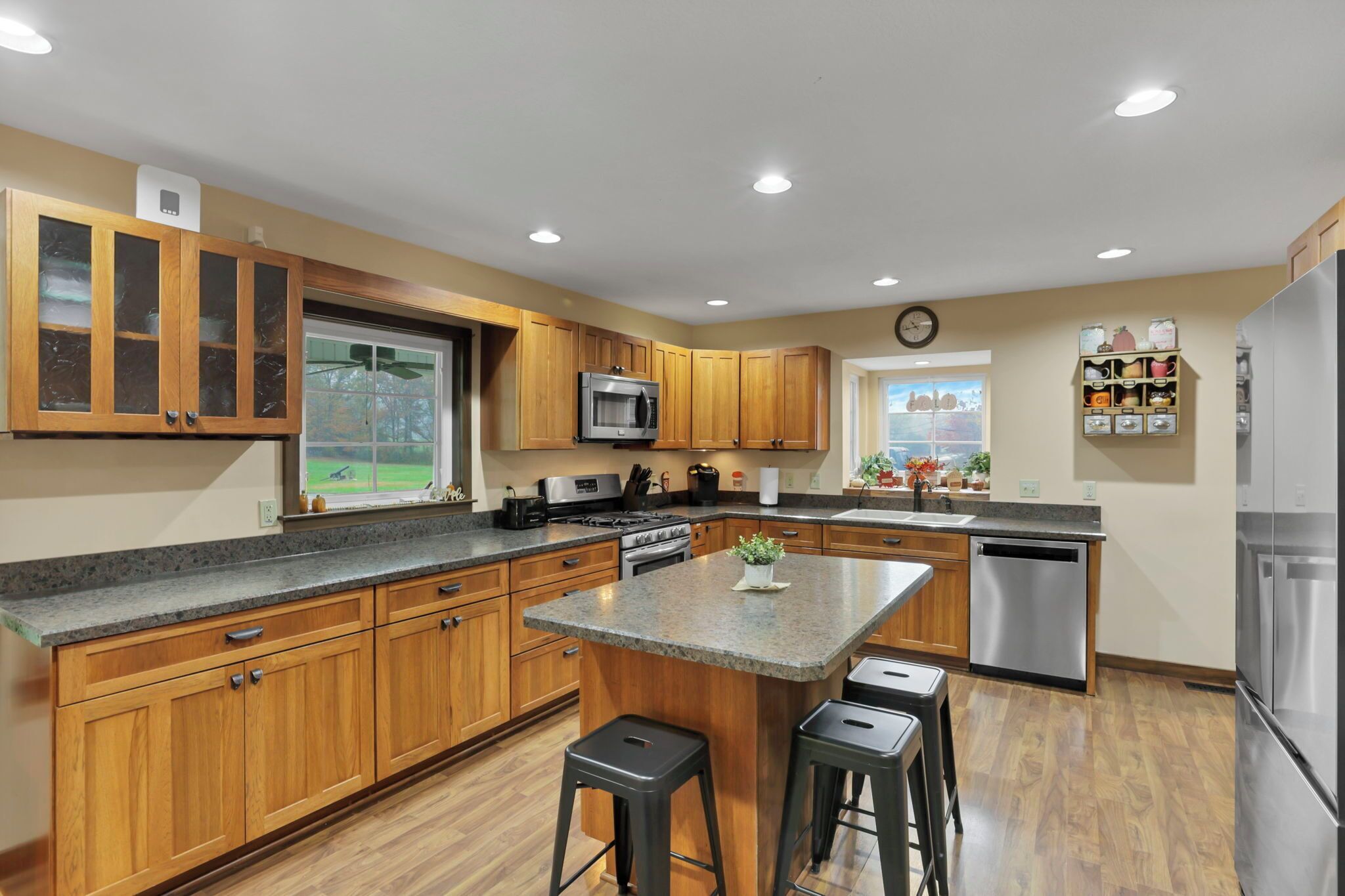 Refrigerador, microondas, horno y parrilla de estufa 