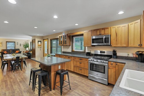 Cozy winter vibes, hot tub, pool table, close to caves, in Hocking Hills.