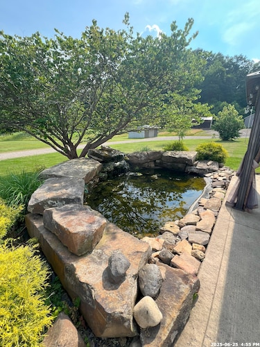 Charming cottage, fire pit, patio, porch, close to caves, in Hocking Hills.