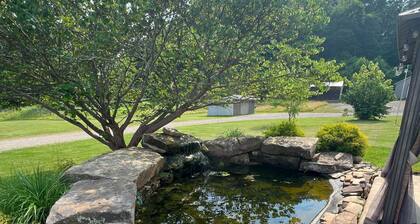 Charming cottage, fire pit, patio, porch, close to caves, in Hocking Hills.