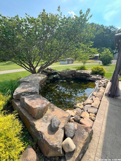 Charming cottage, fire pit, patio, porch, close to caves, in Hocking Hills.