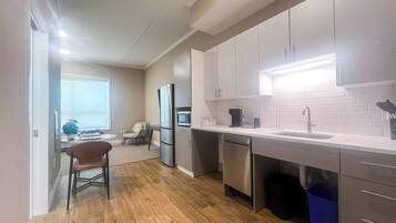 Réfrigérateur, micro-ondes, four, plaque de cuisson