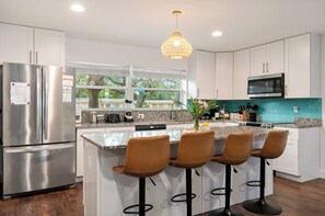 Micro-ondes, four, plaque de cuisson, lave-vaisselle