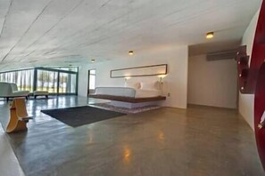 6 bedrooms, in-room safe, desk, iron/ironing board