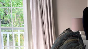 5 habitaciones, tabla de planchar con plancha, wifi y ropa de cama