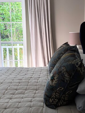 5 bedrooms, iron/ironing board, WiFi, bed sheets