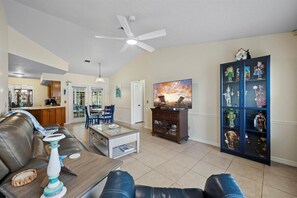 スマートテレビ、卓球台、PC モニター