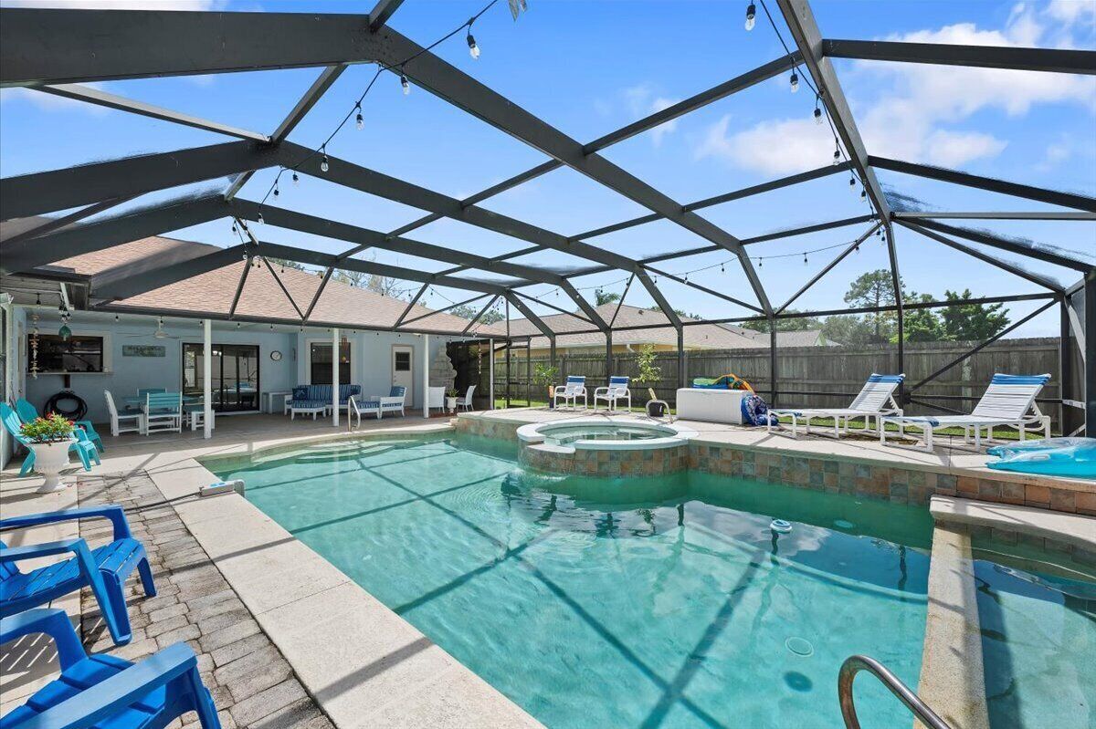 Alberca al aire libre y alberca climatizada