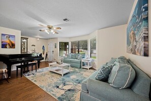 スマートテレビ、卓球台、PC モニター