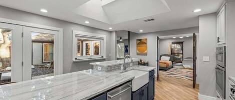 ثلاجة، ميكروويف، فرن، موقد طهي مسطح