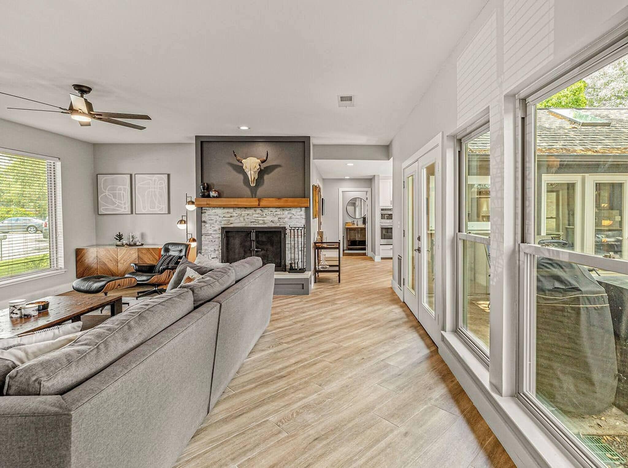 Televisión y chimenea 