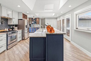 Een koelkast, een magnetron, een oven, een kookplaat