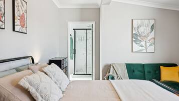 3 habitaciones, tabla de planchar con plancha y cuna de viaje