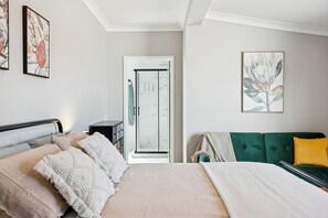 3 bedrooms, iron/ironing board, travel crib, bed sheets - Pet-Friendly. Beach retreat. Welcome pack on arrival. (Two Rocks)