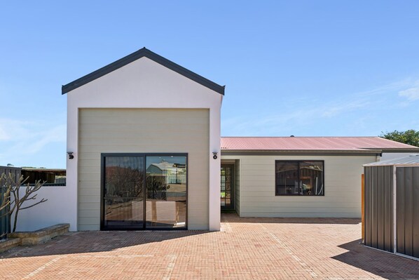 Exterior - Pet-Friendly. Beach retreat. Welcome pack on arrival. (Two Rocks)