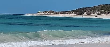Playa en los alrededores y camastros