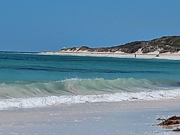 Vlak bij het strand, ligstoelen