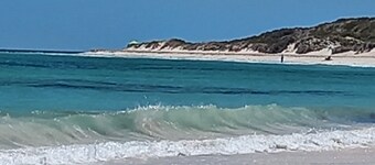 Quiet, Pet-Friendly Beach Retreat - 2 Minutes walk to the Beach.