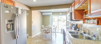 HOT TUB! Kayak Provided BBQ Ready Near Music Festivals & Rodeo Shows