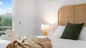 4 bedrooms, iron/ironing board, WiFi, bed sheets