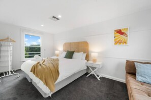 4 bedrooms, iron/ironing board, WiFi, bed sheets