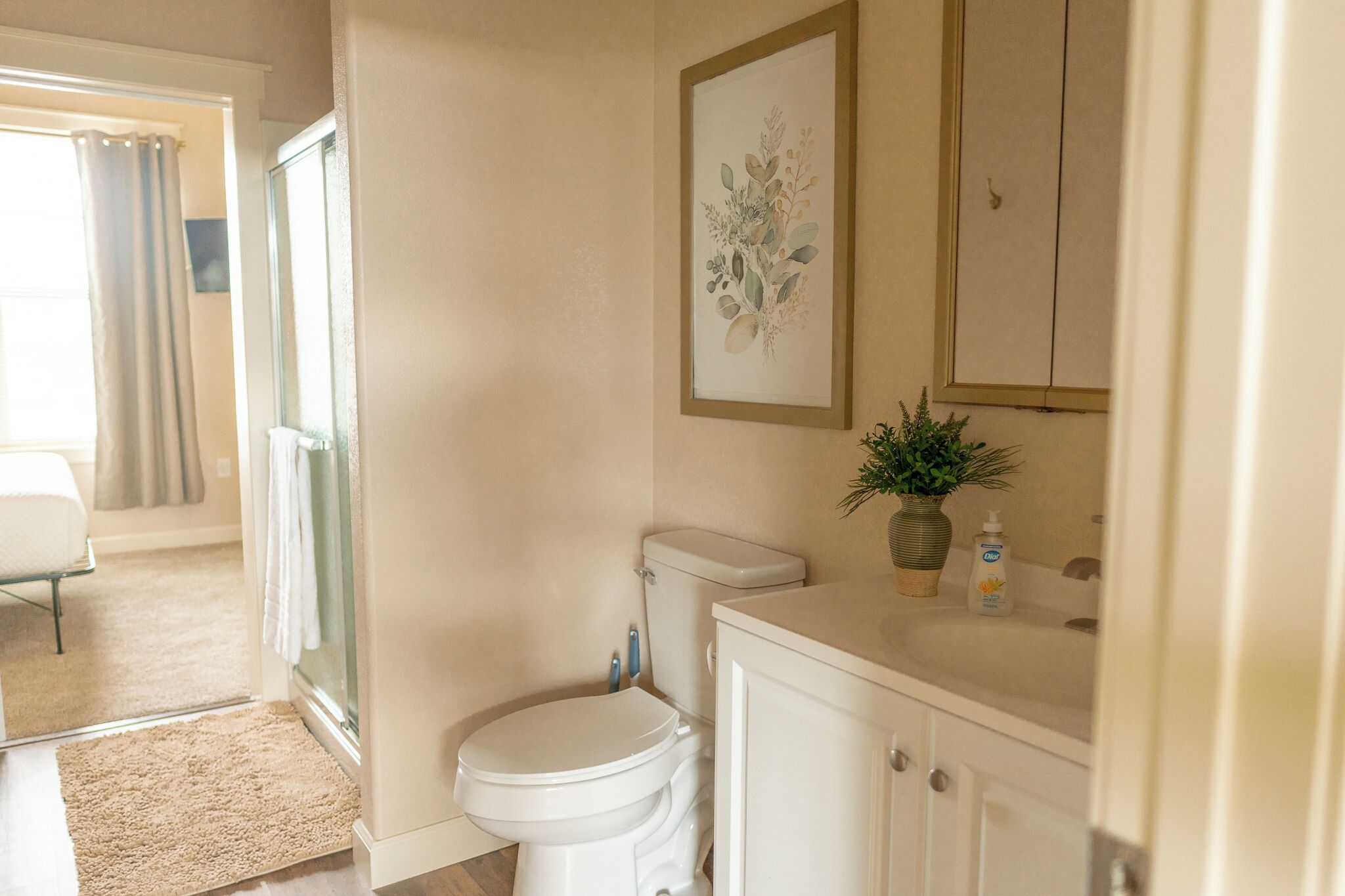 Douche, sèche-cheveux, serviettes fournies, savon