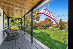 Terrace/patio -
“Your cozy family spot in the perfect part of Seattle, minutes from everything“ (Seattle)