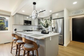 Microwave, oven, stovetop, dishwasher -
“Your cozy family spot in the perfect part of Seattle, minutes from everything“ (Seattle)