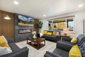 TV, fireplace -
“Your cozy family spot in the perfect part of Seattle, minutes from everything“ (Seattle)