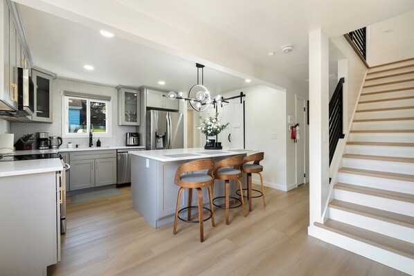 Microwave, oven, stovetop, dishwasher -
“Your cozy family spot in the perfect part of Seattle, minutes from everything“ (Seattle)