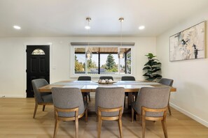 Dining -
“Your cozy family spot in the perfect part of Seattle, minutes from everything“ (Seattle)