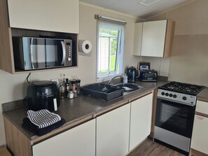 Fridge, microwave, oven, stovetop - 3 Bed Lodge - Sleeps 6 - Parking - Pets - Wifi (Millom)