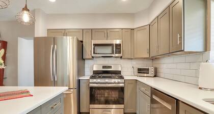 Short Drive to Balloon Fiesta Park. 5 blocks from shopping malls & dining