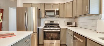 Short Drive to Balloon Fiesta Park. 5 blocks from shopping malls & dining