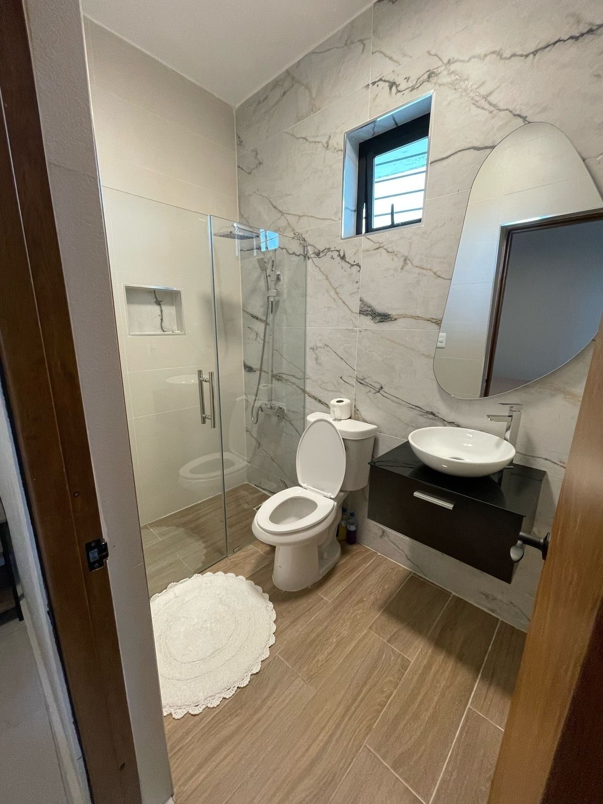 Secadora de cabello, toallas, jabón, papel de baño 