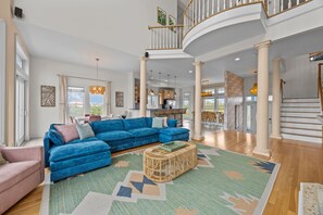 TV, fireplace - Lakefront - Pet Friendly - Arcade - Walk to Beach - Pool/Hot Tub (Avon)